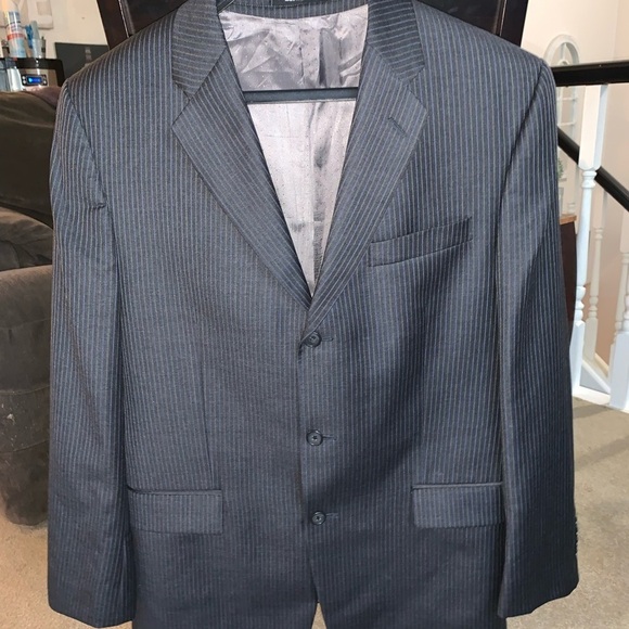 Calvin Klein men’s gray pinstriped suit, blazer, and pants 100% Wool 40R - Picture 12 of 15
